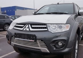 Хром на решітку радіатора в бампер Mitsubishi Pajero Sport 2