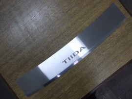 Накладка на задній бампер Nissan Tiida хетчбек (захисна накладка бампера Ніссан Тіїда 1 хетчбек)