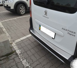 Накладка на задній бампер Пежо Партнер 2 (захисна накладка бампера Peugeot Partner 2)
