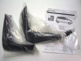 Задние брызговики на Mitsubishi Colt 6 оригинальный комплект