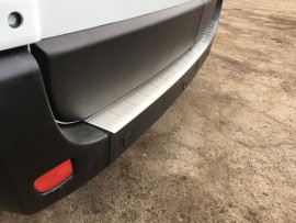 Хромована накладка заднього бампера Nissan NV400