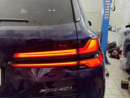 Комплект задних LED стопов для BMW X5 G05 2018-2022 с лого BMW в дизайне рестайлинга