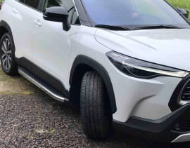 Боковые пороги Toyota Corolla Cross 2020+ дизайн Blackline алюминий