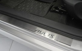 Накладки на пороги Тойота Аурис 1 (защитные накладки Toyota Auris 1)