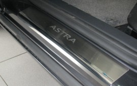 Накладки на внутрішні пороги Opel Astra H 3D (захисні накладки Opel Astra H 3D)