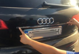 Хромированная накладка на багажник Ауди Q7 (хром накладка над номером Audi Q7)