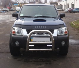 Дефлектор капота Nissan NP300 (мухобійка на капот Nissan NP300)