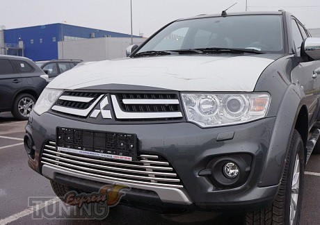 Хром на решетку радиатора в бампер Mitsubishi Pajero Sport 2
