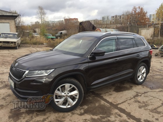 Черные дефлекторы окон Skoda KOdiaq с хром молдингом 
