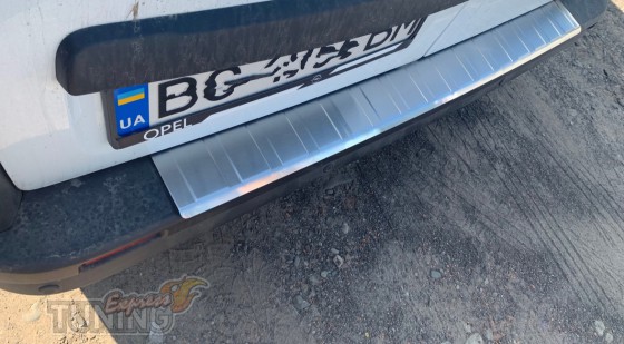 Накладка на задний бампер Opel Vivaro 2