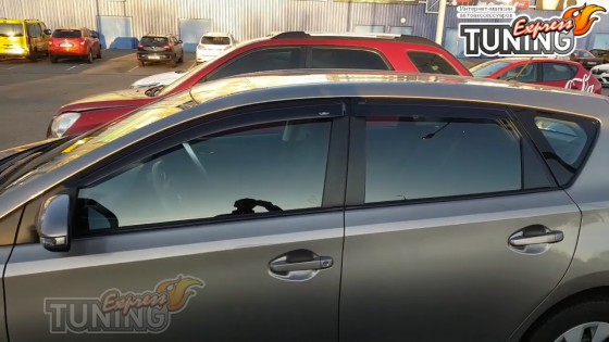 Дефлекторы боковых окон на Toyota Auris 2 фото