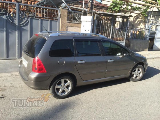 Фирменные дефлекторы на двери peugeot 307 wagon