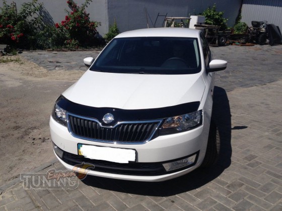 Фирменный дефлектор на капот Skoda Spaceback Rapid