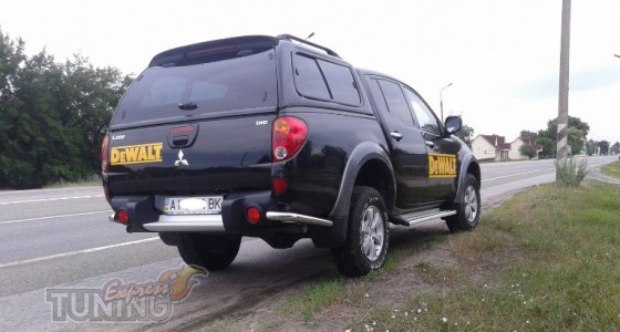 Защитные уголки заднего бампра Митсубиси Л200 4