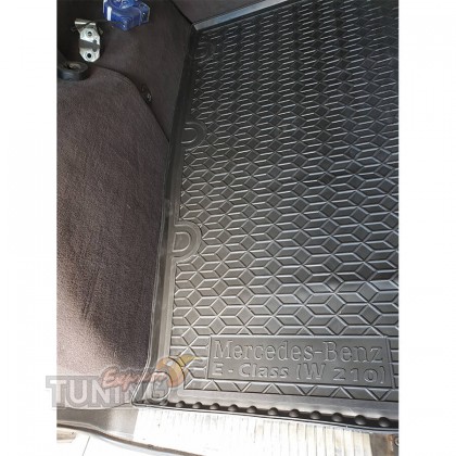 Резиновый коврик багажника Mercedes W210 универсал