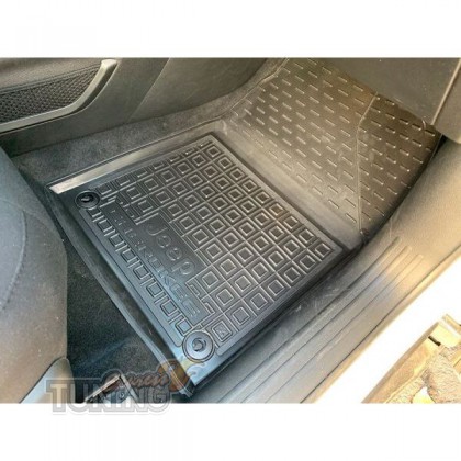 Коврики в Jeep Cherokee KL с перемычкой