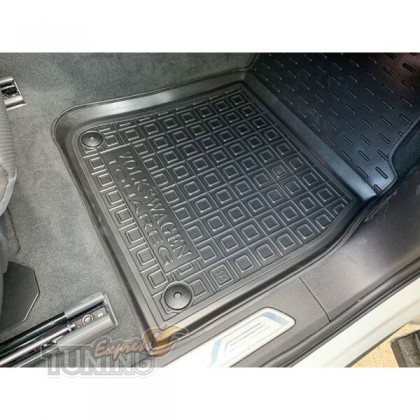 Коврики в Volkswagen Touareg 3 CR с перемычкой