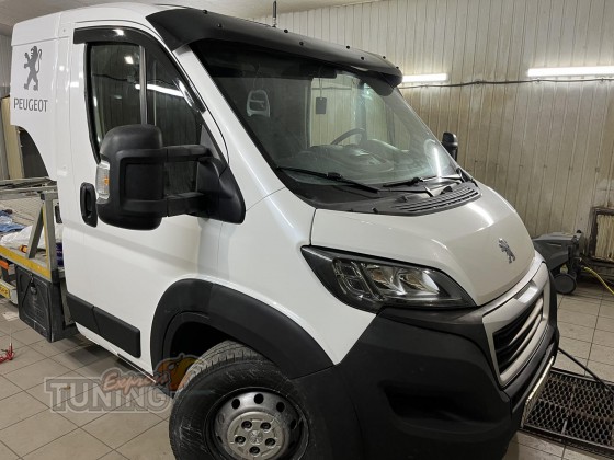 Пластиковый спойлер переднего стекла Peugeot Boxer 3
