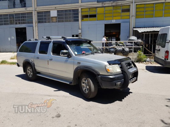 Пластиковый козырек над стеклом НИссан NP300