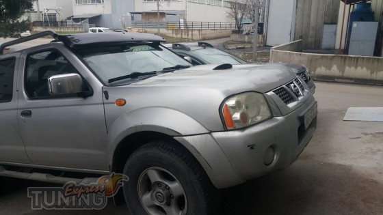 Модельный козырек на стекло Nissan NP300