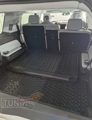 Оригинальный коврик багажника Rivian R1S фото