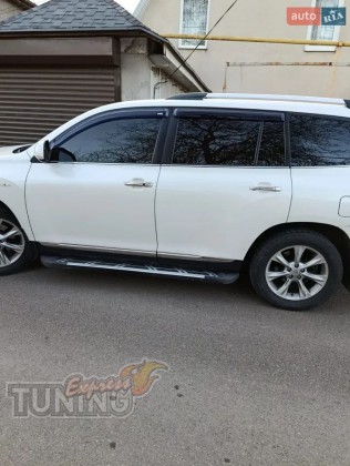 Комплект порогов на Toyota Highlander 2