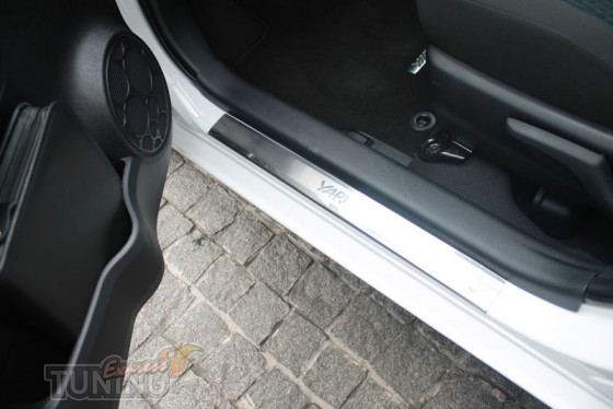 Накладки на пороги Тойота Ярис 2 (защитные накладки Toyota Yaris