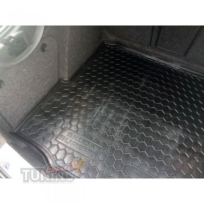 Резиновый коврик в багажник Skoda Superb 2 седан фото
