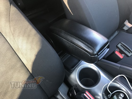 Подлокотник Ниссан Жук оригинал (подлокотник на Nissan Juke)