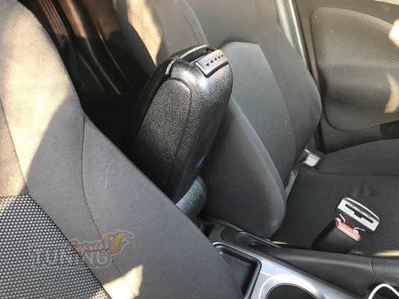 оригинальный подлокотник на Nissan Juke