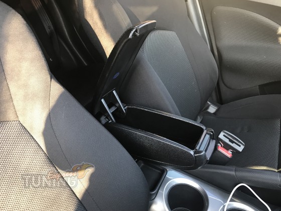 заказать Подлокотник Ниссан Жук оригинал (подлокотник на Nissan 