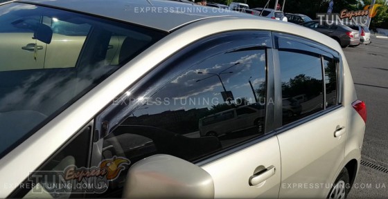 ветровики Nissan Tiida Hatchback)