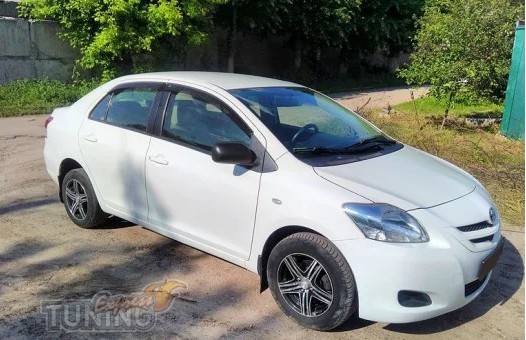 Фирменные ветровики для Toyota Yaris 2 седан фото
