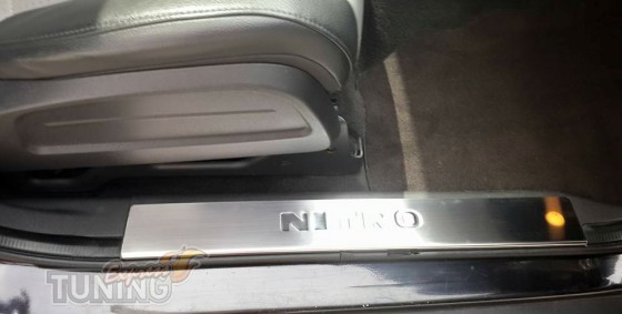 Накладки на внутренние порги Dodge Nitro